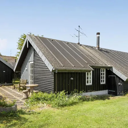 Holiday home Stunning In With Wifi Allingabro